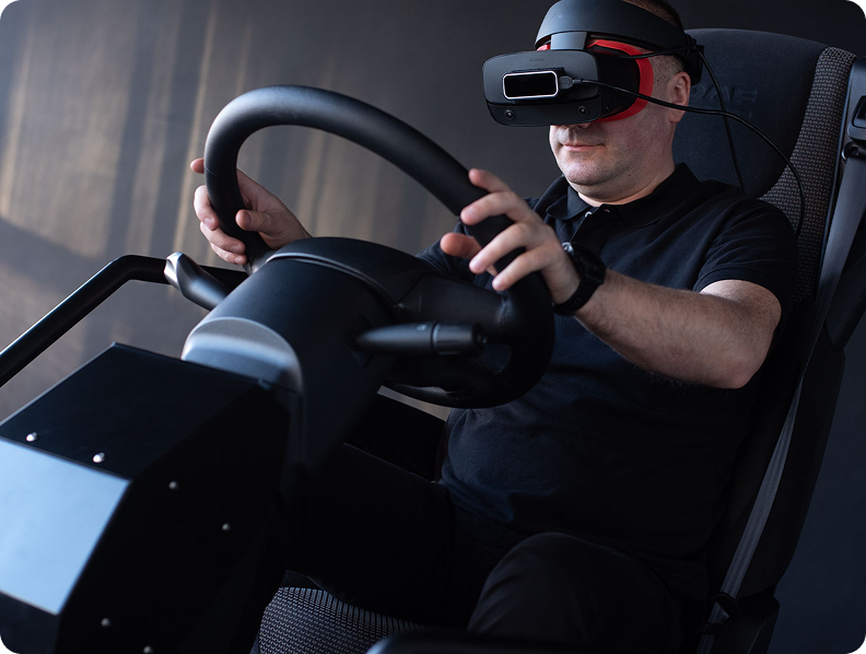 Osoba w symulatorze VR z kierownicą
